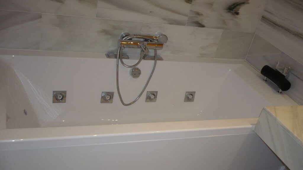 Empresa de reformas especializada en la gestión completa de proyectos de rehabilitación en la comarca de la Sierra.