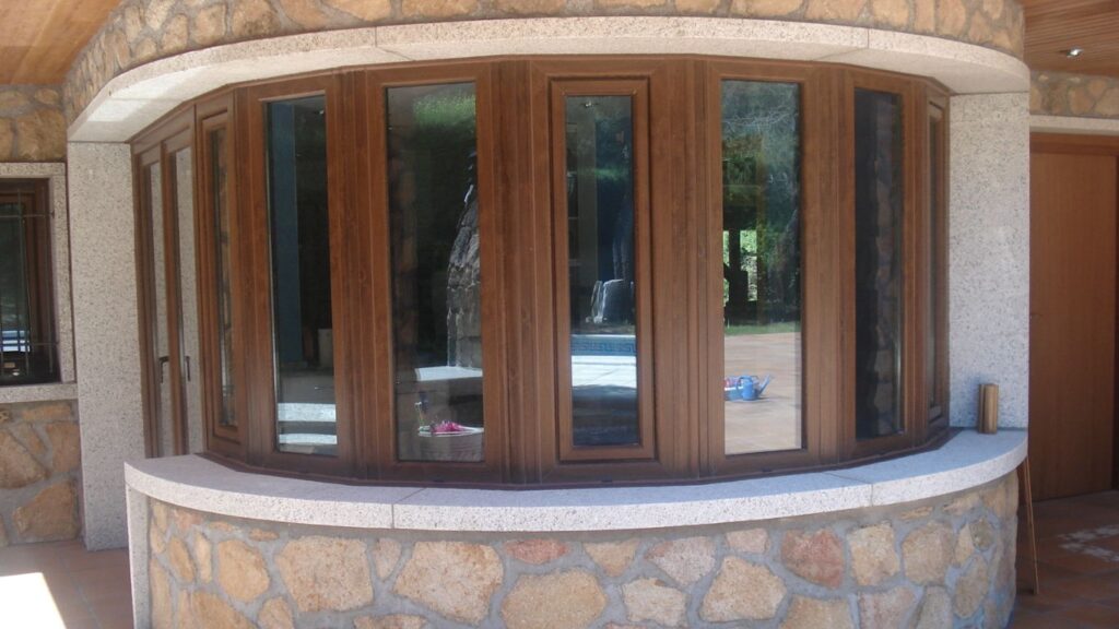 Modernización de interiores y mejora de la eficiencia energética en hogares históricos de El Escorial.